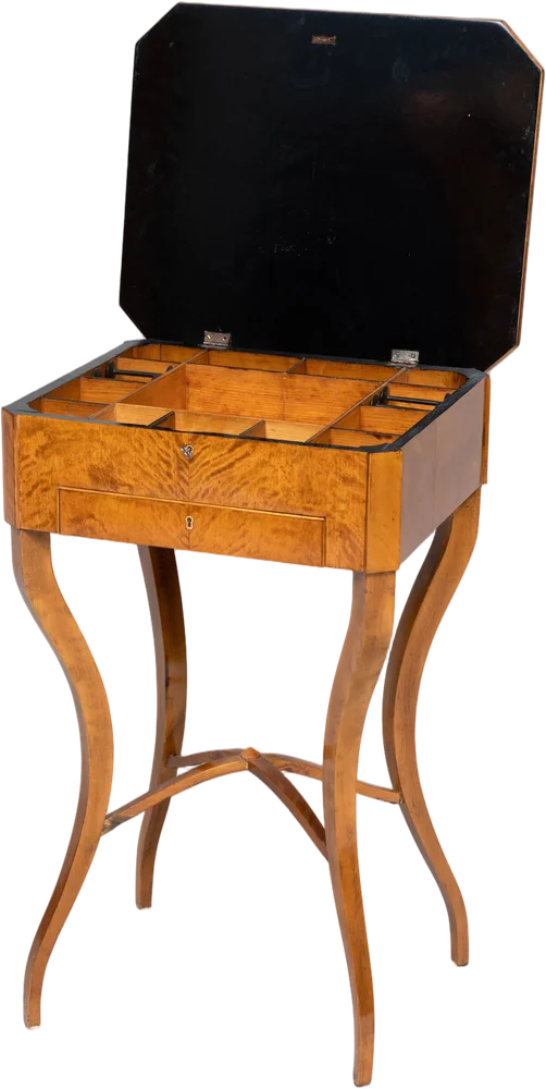Eleganter Biedermeier- Nähtisch mit aufwendigem, originalem Innenleben mit Facheinteilungen und authentischen Garnspulen.