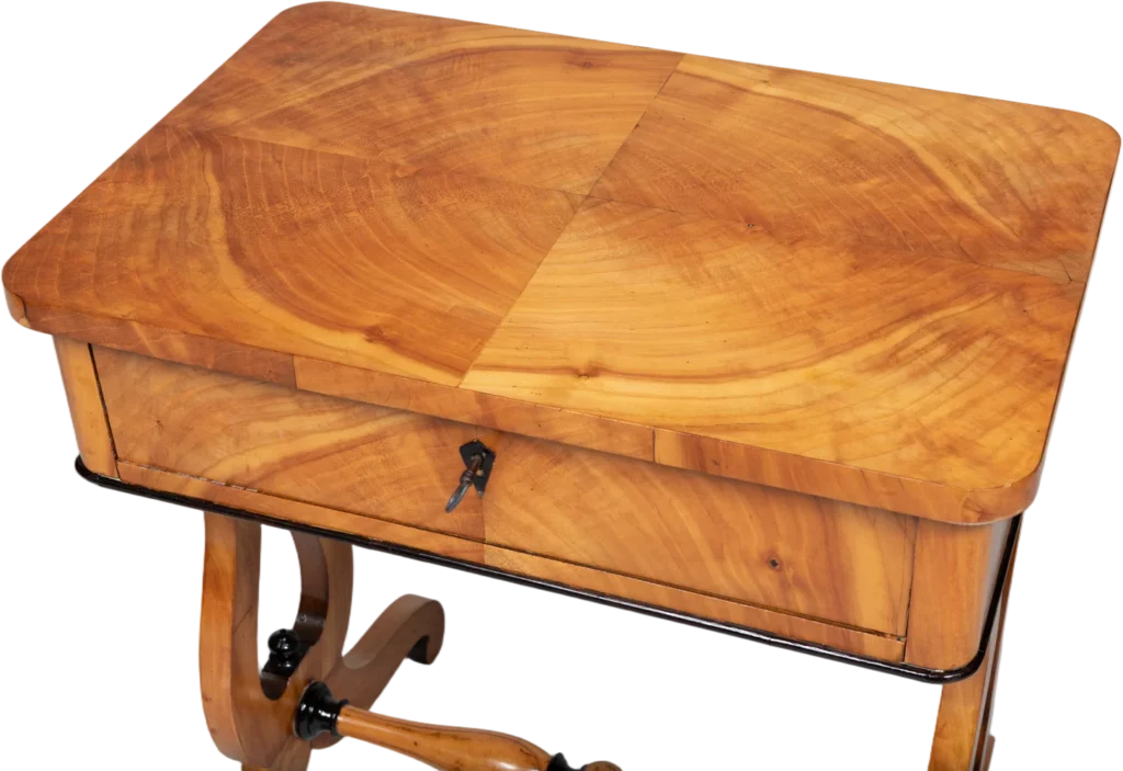 Biedermeier- Lyranähtisch mit ausgesucht schönem Kirschholzfurnier.