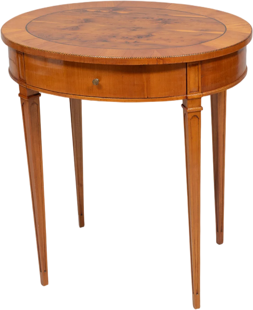 Feines, ovales Salontischchen mit Schublade.