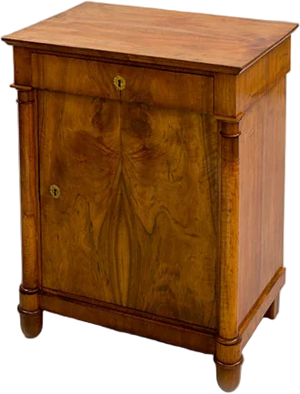 Zierlicher Biedermeier- Halbschrank mit Halbsäulen.