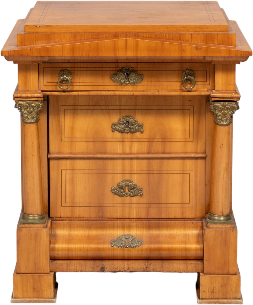Hochqualitatives Biedermeierensemble bestehend aus einem zierlichen Halbschrank in Kommodenform; einem Bücherschrank und einem Schreibsekretär. Hervorragender Originalzustand.