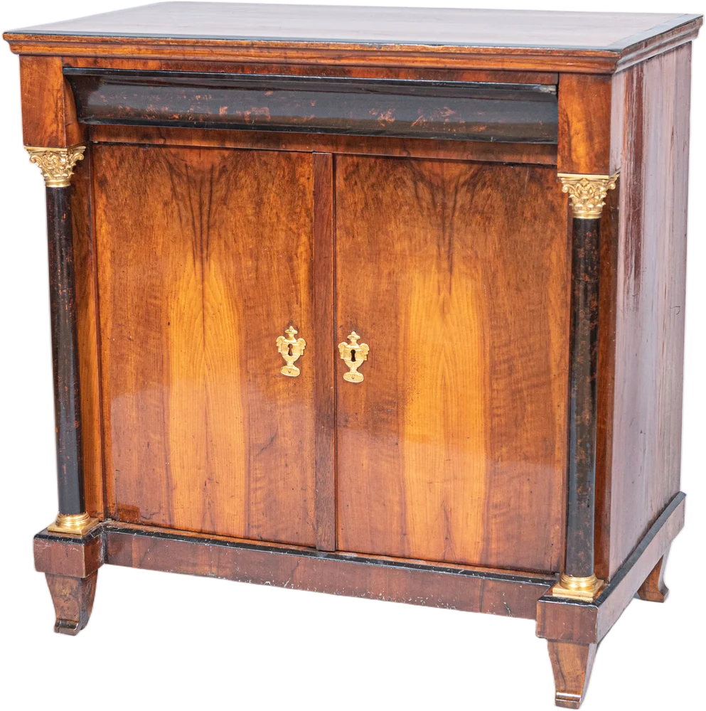Höfischer, frühbiedermeierlicher Halbschrank mit verdecktem Kopfschub. Aus dem Eigentum der Familie von Pierron, München, stammend. Konservierter Originalzustand.