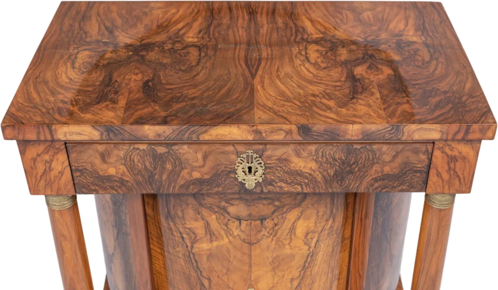 Zierlicher Biedermeier- Halbschrank mit halbkreisförmig gearbeitetem Mittelteil.
