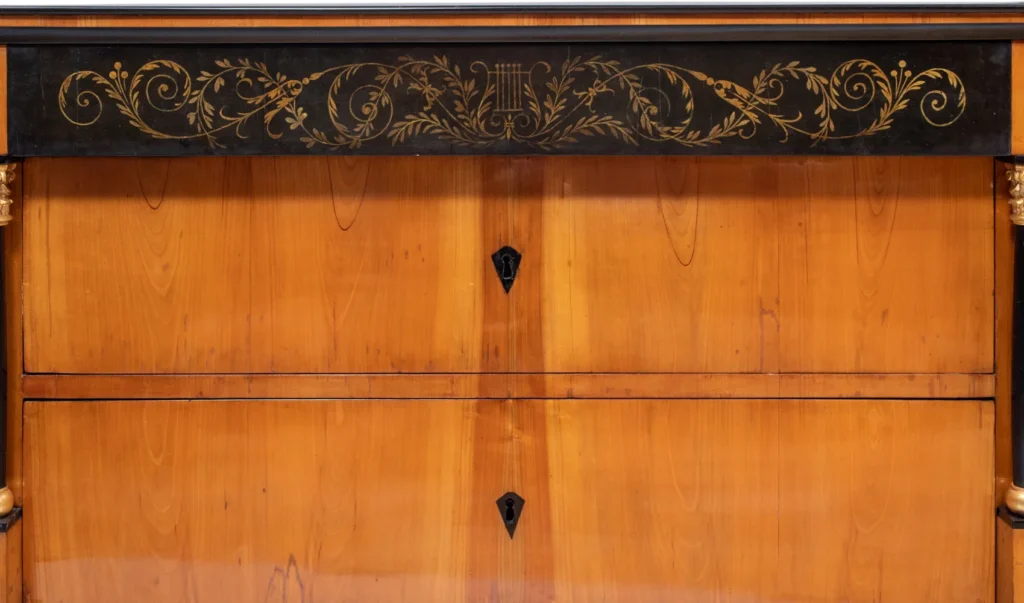 Museale Biedermeierkommode mit feiner, floraler Goldmalerei.