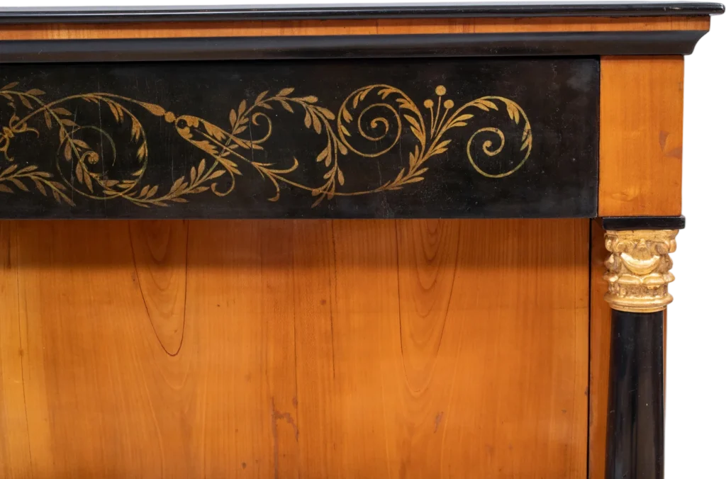 Museale Biedermeierkommode mit feiner, floraler Goldmalerei.
