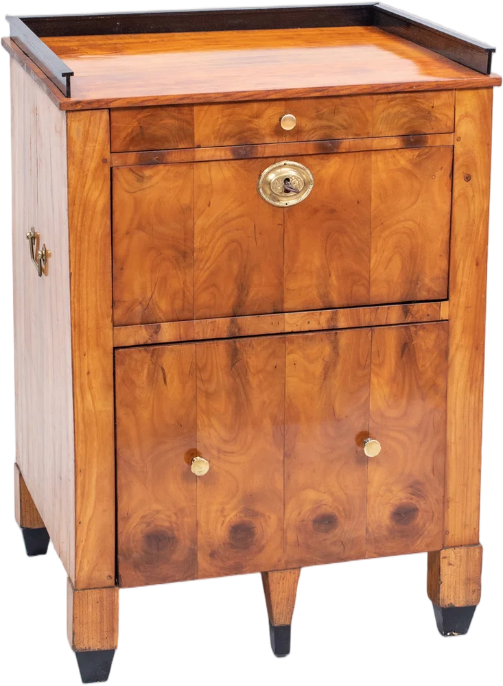 Außergewöhnlicher, frei stellbarer Biedermeier- Pfeilerschrank mit Tragegriffen.