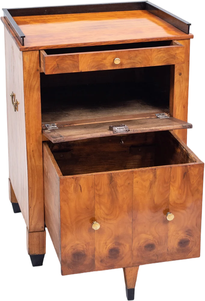 Außergewöhnlicher, frei stellbarer Biedermeier- Pfeilerschrank mit Tragegriffen.
