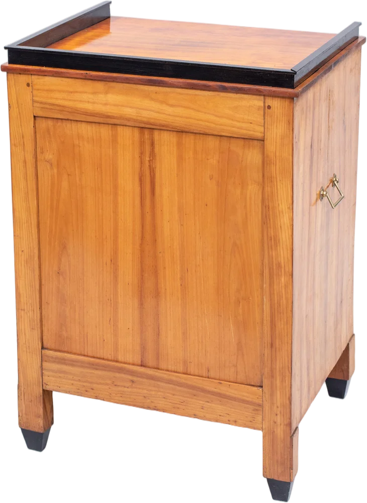 Außergewöhnlicher, frei stellbarer Biedermeier- Pfeilerschrank mit Tragegriffen.