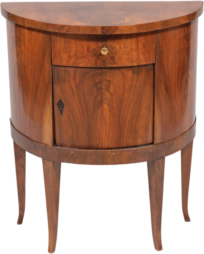 Zierlicher Demi- Lune- Halbschrank auf hohen, ausgestellten Beinen.