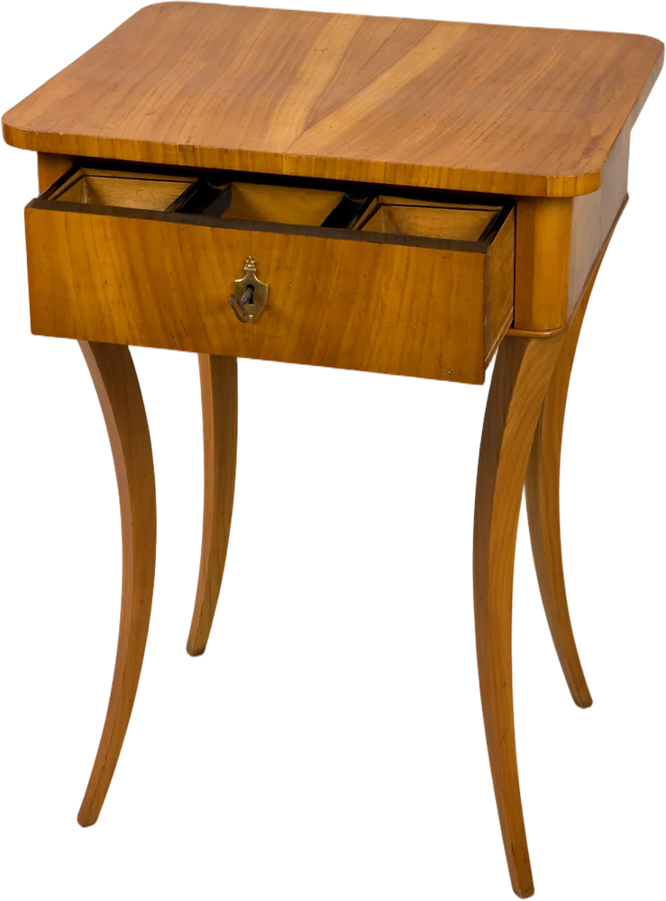 Biedermeier- Nähtisch mit Säbelbeinen.