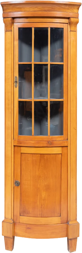 Zierlicher Biedermeier- Eckschrank mit verglastem Aufsatz.