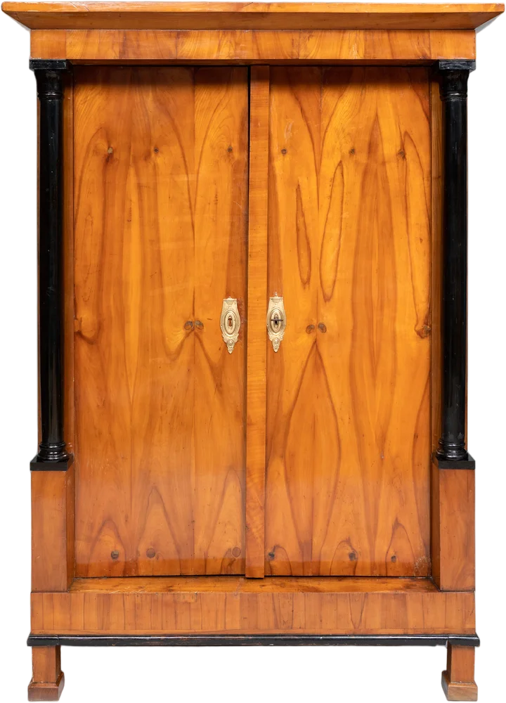 Biedermeier- Kleiderschrank mit ausgesuchtem Furnierbild in konserviertem Originalzustand.