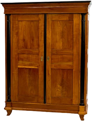 Biedermeier- Kleiderschrank mit geschwärzten Halbsäulen. Baden, um 1825.