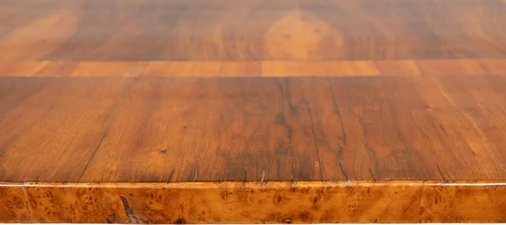 Frei stellbarer Biedermeier- Schreibtisch mit verdeckter, durchlaufender Kopfschublade.