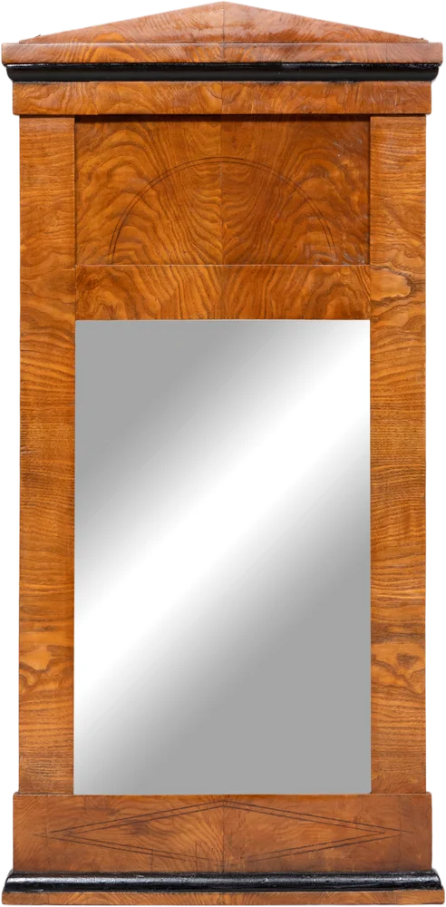 Biedermeier- Spiegel mit sog. „Schinkeldach“.