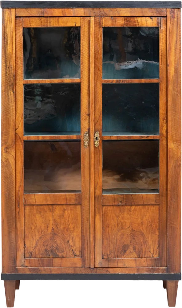 Zierlicher Biedermeier- Bücherschrank in historischem, konserviertem Zustand.