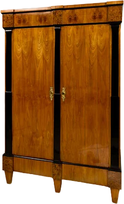Großer Biedermeier- Kleiderschrank mit drei Pilastersäulen.