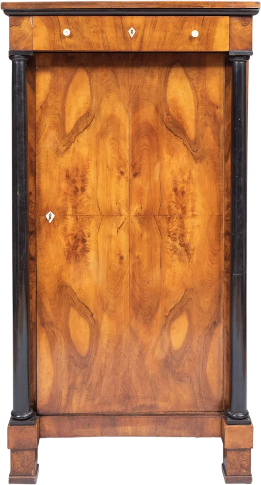 Zierlicher Biedermeier- Schrank mit geschwärzten Vollsäulen im unrestaurierten Originalzustand.