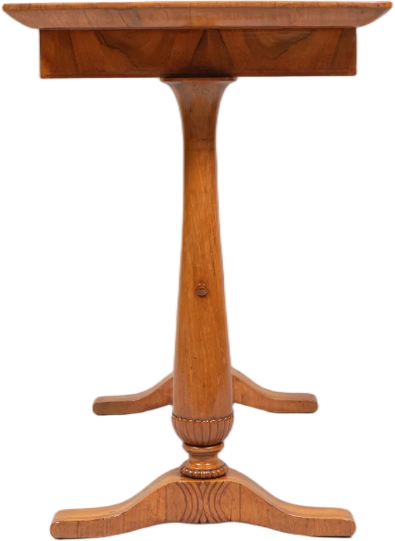 Zierlicher Biedermeier- Schreibtisch in konserviertem, historischem Zustand.