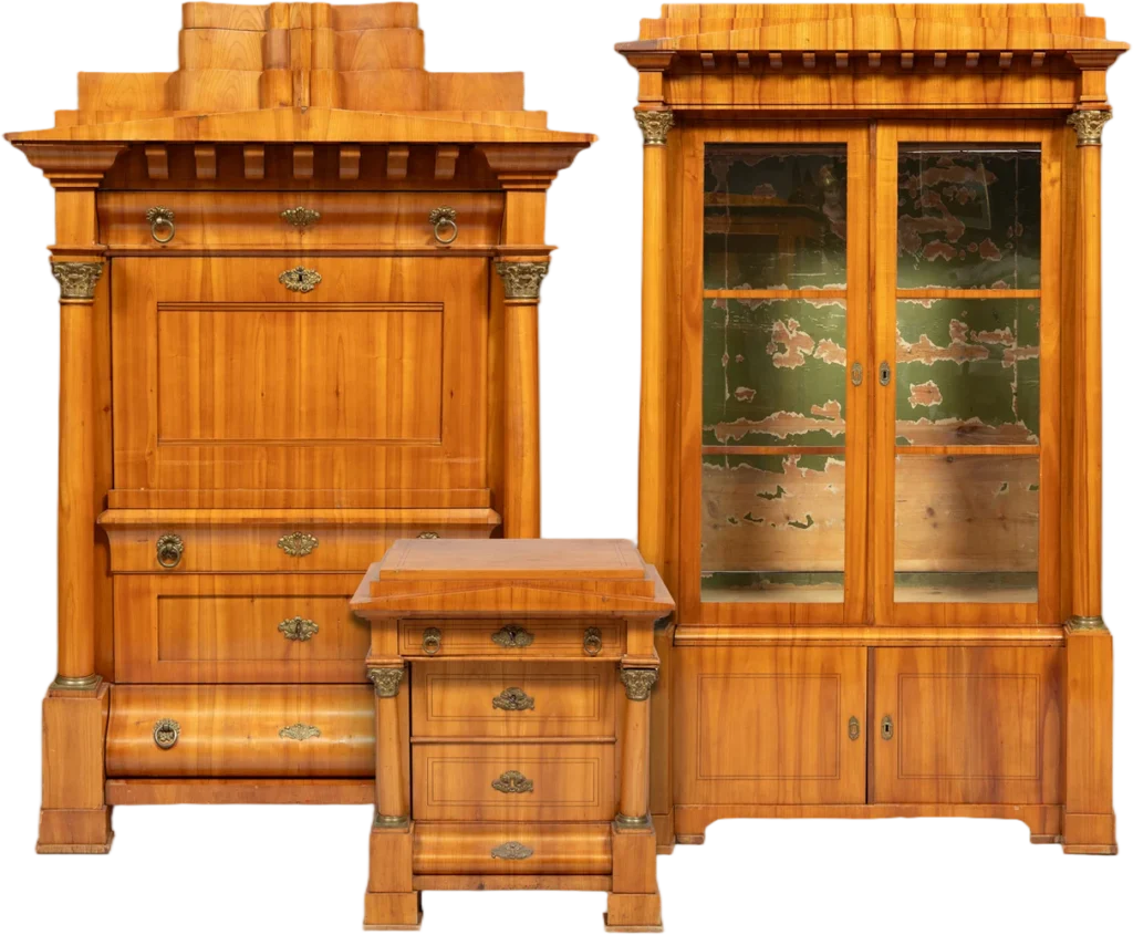 Hochqualitatives Biedermeierensemble bestehend aus einem zierlichen Halbschrank in Kommodenform; einem Bücherschrank und einem Schreibsekretär. Hervorragender Originalzustand.