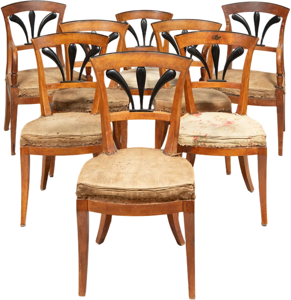 Folge von sechs Biedermeier- Stühlen und zwei dazugehörigen Sesseln im Originalzustand vor der Neu- Polsterung.
