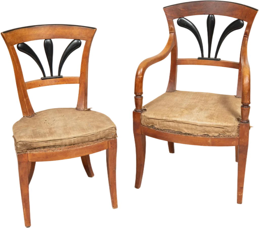 Folge von sechs Biedermeier- Stühlen und zwei dazugehörigen Sesseln im Originalzustand vor der Neu- Polsterung.