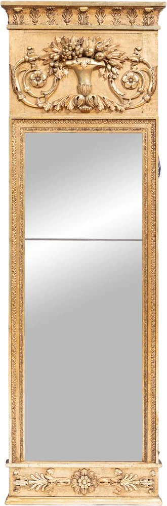 Feiner Empire- Pfeilerspiegel mit reicher vegetabiler Ornamentik. Originalzustand.