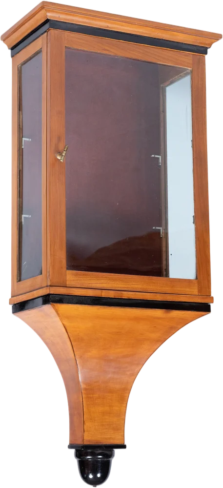 Kleine, wandhängende Biedermeiervitrine mit dreiseitiger Verglasung.