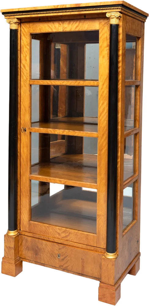 Dreiseitig verglaste Biedermeiervitrine.