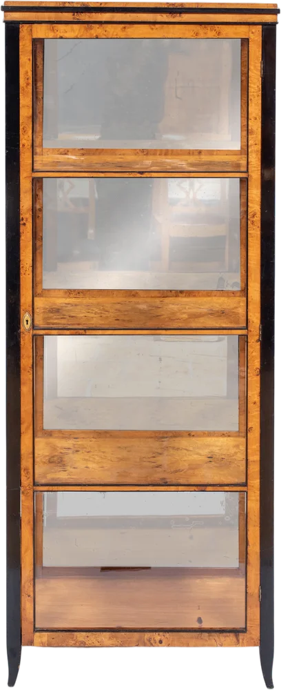 Zierliche, dreiseitig verglaste und verspiegelte Biedermeier- Vitrine.