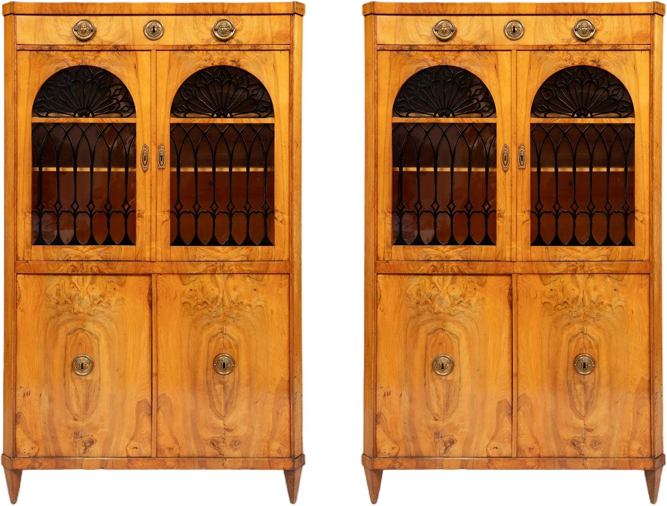 Paar zierliche Biedermeier- Bücher- bzw. Sammlungsschränke im Originalzustand.