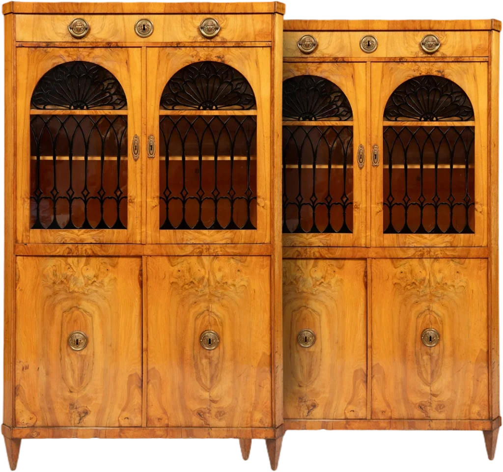 Paar zierliche Biedermeier- Bücher- bzw. Sammlungsschränke im Originalzustand.