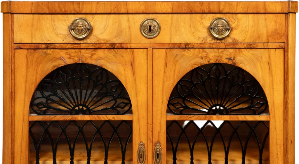 Paar zierliche Biedermeier- Bücher- bzw. Sammlungsschränke im Originalzustand.
