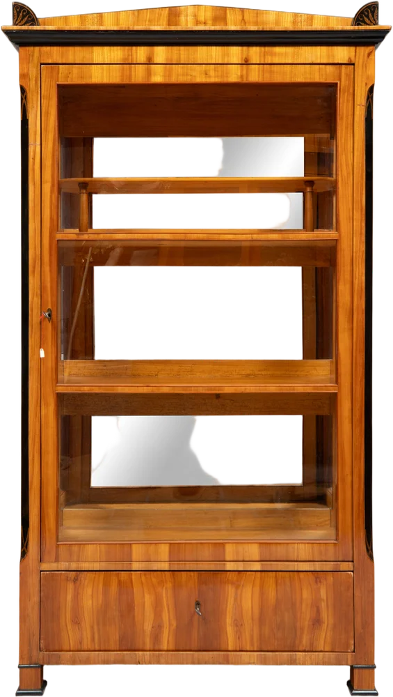 Dreiseitig verglaste Vitrine mit feiner Schwarzlotmalerei.