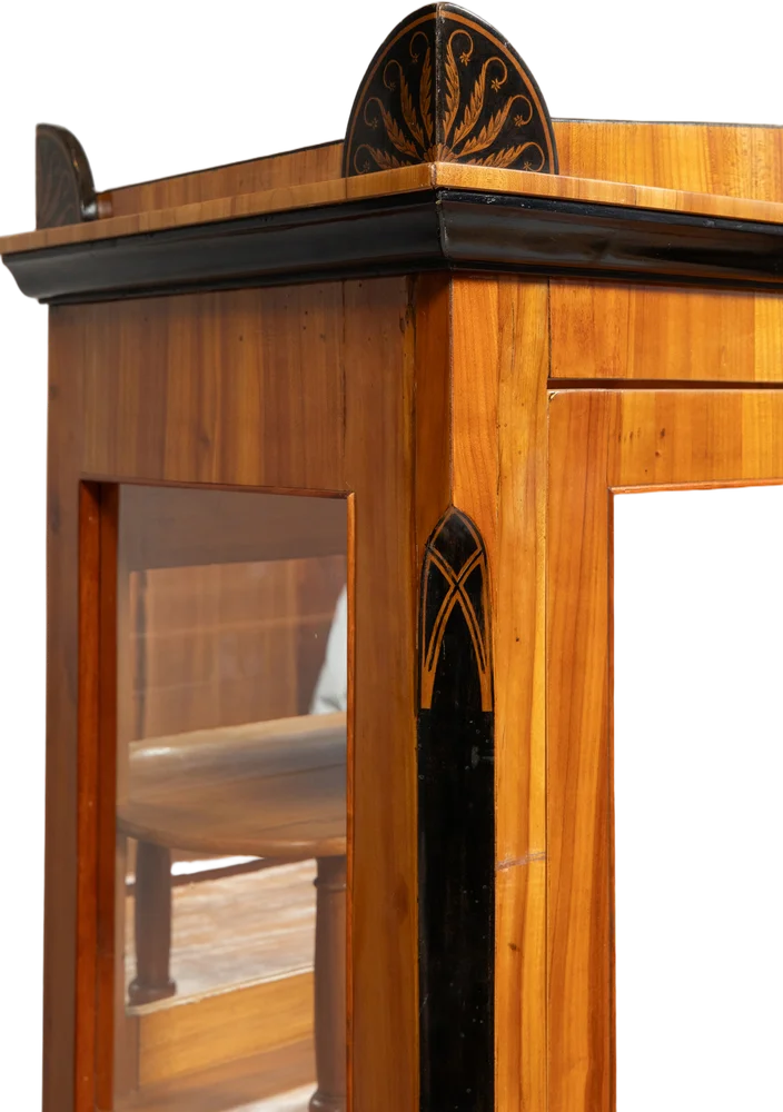 Dreiseitig verglaste Vitrine mit feiner Schwarzlotmalerei.