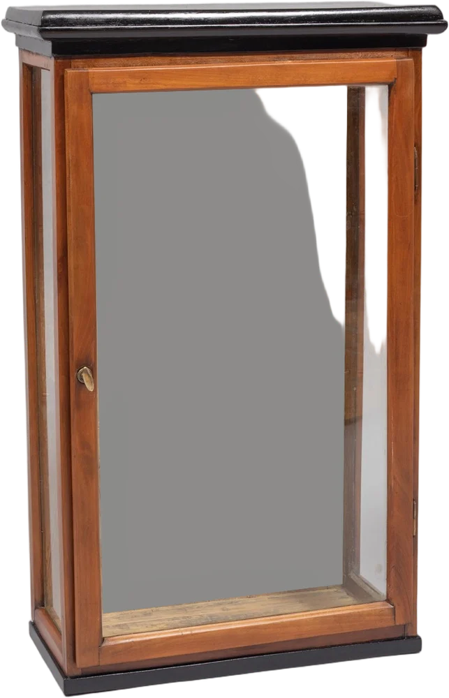 Kleine, dreiseitig verglaste, wandhängende Biedermeiervitrine.