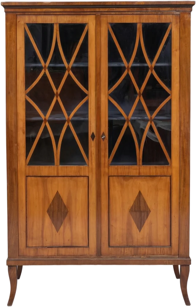 Ensemble bestehend aus Biedermeier- Sammlungsschrank und dazugehöriger Kommode. Originalzustand.